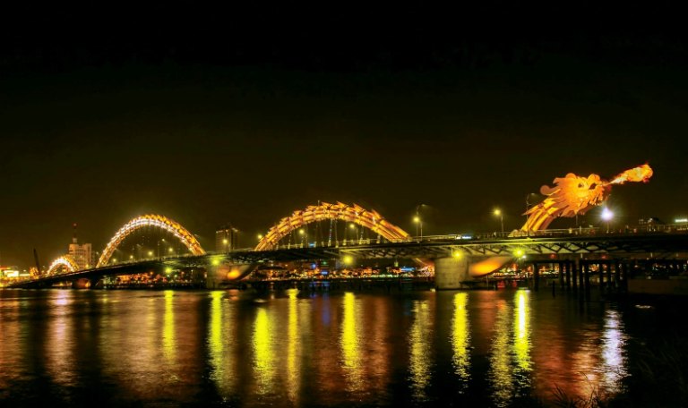 Cầu rồng phun lửa tại Đà Nẵng